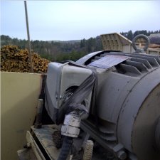 La boîte de connexion de ce moteur électrique est endommagée, on maintient en place le câble électrique à l’aide de papier collant électrique. Comme on le constate, ce moteur électrique est à l’extérieur et donc soumis aux intempéries. L’eau s’infiltre dans la boîte de connexion entraînant la corrosion des borniers et/ou des connecteurs, il y a également risque de court-circuit.